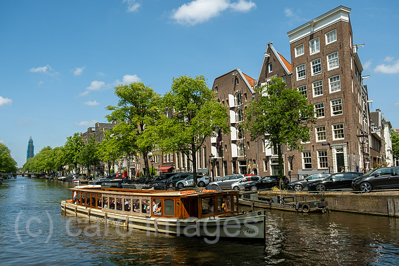 Niederlande, Amsterdam - Ausflugsboot in der Prinsengracht im Grachtenguertel