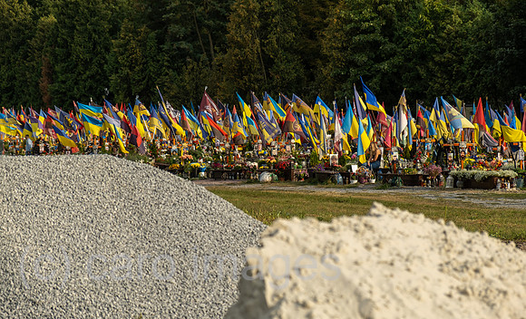 Ukraine, Lwiw - Das Marsfeld, Ehrenfriedhof der gefallenen Lwiwer Soldaten im Ukrainekrieg: Kies, Sand und Platz fuer mehr Graeber