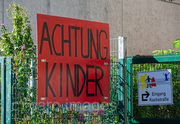 Berlin, Deutschland - Eingangsbereich der Kurt-Schumacher-Grundschule