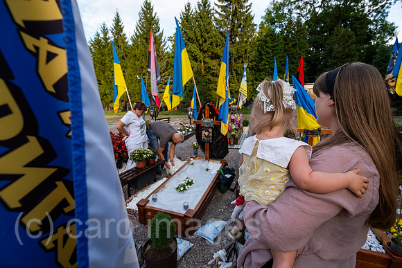 Ukraine, Lwiw - Witwe mit ihren Eltern und Tochter am Grab ihres Manns auf dem Marsfeld, Ehrenfriedhof der gefallenen Lwiwer Soldaten im Ukrainekrieg