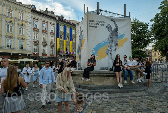 Ukraine, Lwiw - Splitterschutz fuer eine Skulptur in einem Brunnen am Rynok (Marktplatz) wegen des russischen Angriffskriegs