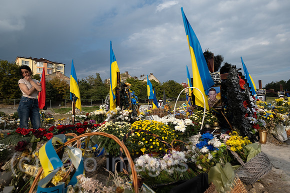 Ukraine, Lwiw - Witwe trauert am Grab ihres Manns auf dem Marsfeld, Ehrenfriedhof der gefallenen Lwiwer Soldaten im Ukrainekrieg