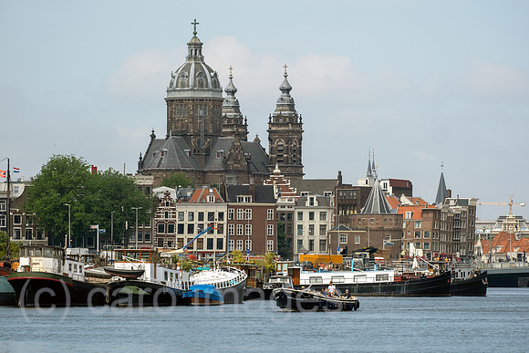 Niederlande, Amsterdam - Blick ueber den frueheren Meeresarm IJ auf die Basilika St. Nikolaus