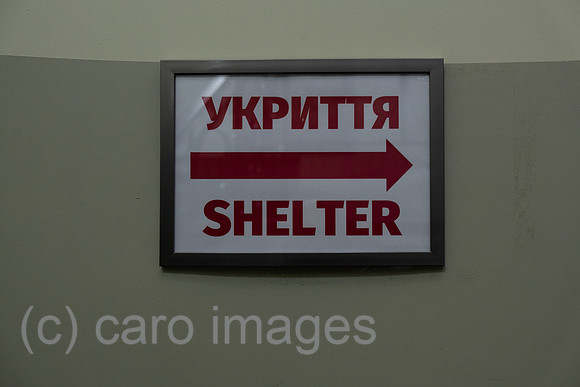 Ukraine, Lwiw - english-ukrainisches Hinweisschild in Hotel zum Luftschutzraum