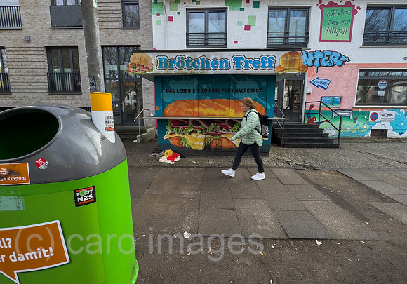 Deutschland, Bremen - Heruntergekommene Ecke mit einem aufgegebenem Imbiss, links Muelleimer