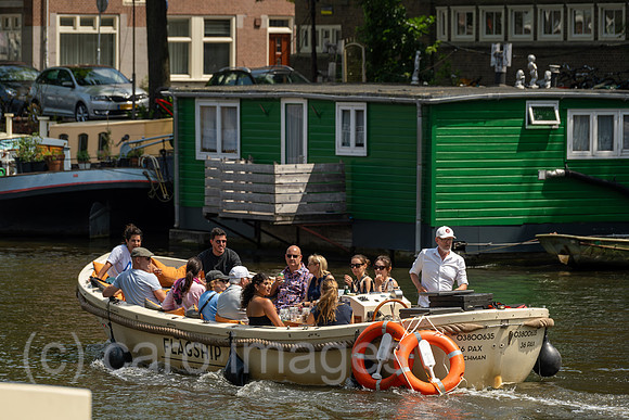 Niederlande, Amsterdam - Ausflugsboot im Grachtenguertel