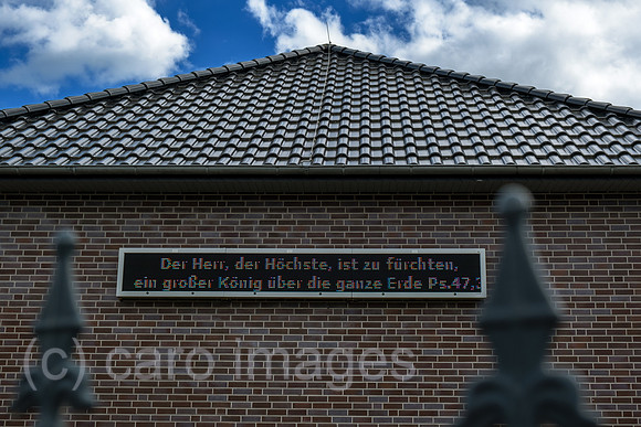 Deutschland, Achim - Psalm auf dem display einer Freikirche