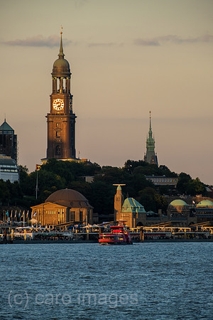 Deutschland, Hamburg - Blick ueber die Norderelbe auf die City, links die Hauptkirche St. Michaelis (davor St. Pauli Landungsbruecken), rechts der Rathausturm