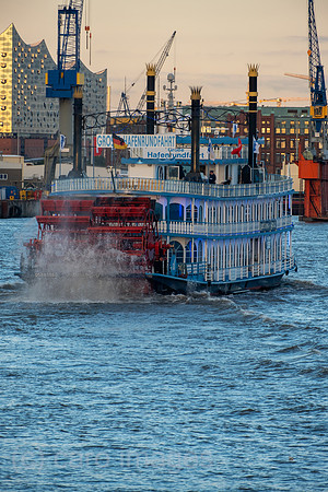 Deutschland, Hamburg - Grosse Hafenrundfahrt mit Raddampfer, links die Elbphilharmonie Hamburg