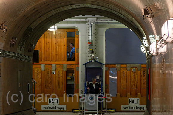 Deutschland, Hamburg - Aufzug im Alten Elbtunnel (1911) zwischen den St. Pauli Landungsbruecken und dem Hafengebiet Steinwerder ist auch eine Touristenattraktion