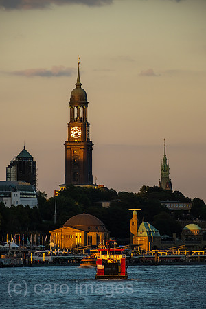 Deutschland, Hamburg - Blick ueber die Norderelbe auf die City, links die Hauptkirche St. Michaelis (davor St. Pauli Landungsbruecken), rechts Rathausturm