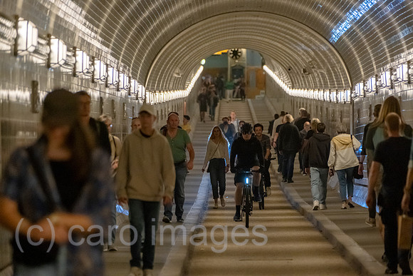 Deutschland, Hamburg - Der Alte Elbtunnel (1911) zwischen den St. Pauli Landungsbruecken und dem Hafengebiet Steinwerder ist auch eine Touristenattraktion