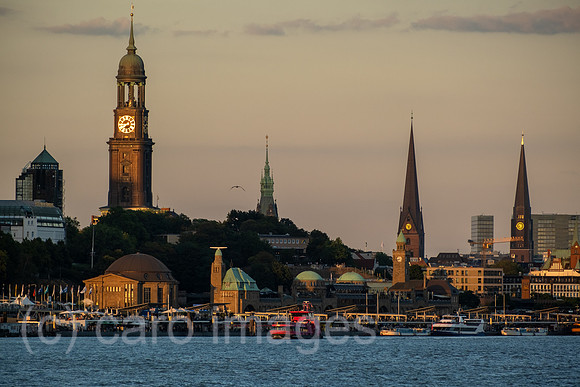 Deutschland, Hamburg - Blick ueber die Norderelbe auf die City, links nach rechts Hauptkirche St. Michaelis (davor St. Pauli Landungsbruecken), Rathausturm, Petrikirche, Jacobikirche