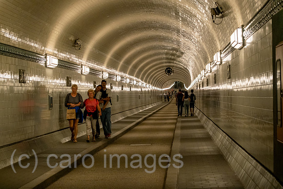 Deutschland, Hamburg - Der Alte Elbtunnel (1911) zwischen den St. Pauli Landungsbruecken und dem Hafengebiet Steinwerder ist auch eine Touristenattraktion