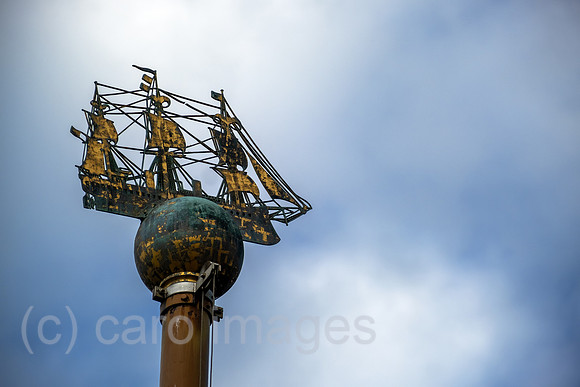 Deutschland, Hamburg - Saeule mit einem Globus und Segelschiff am Rathausmarkt
