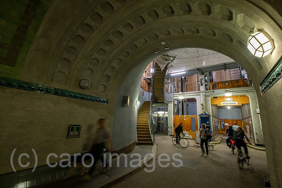 Deutschland, Hamburg - Aufzug im Alten Elbtunnel (1911) zwischen den St. Pauli Landungsbruecken und dem Hafengebiet Steinwerder ist auch eine Touristenattraktion