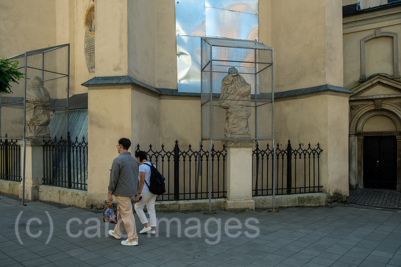 Ukraine, Lwiw - Splitterschutz fuer eine Skulptur vor einer Kirche (Lateinische Kathedrale Mariae Himmelfahrt) am Rynok (Marktplatz) wegen des russischen Angriffskriegs