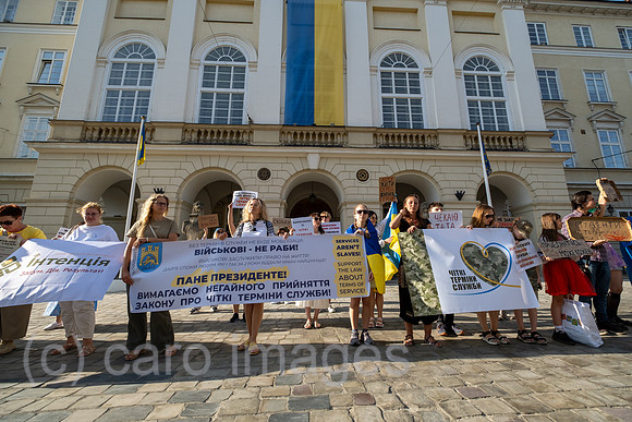 Ukraine, Lwiw - Soldatenfrauen und ihre Kinder demonstrieren am Unabhaengigkeitstag vor dem Rathaus fuer die Heimkehr ihrer Maenner und Vaeter von der Front