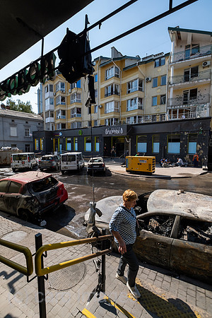 Ukraine, Lwiw - Ukraine-Krieg: Aufraeumarbeiten nach russischen Raketen- und Drohnenangriff auf Wohnviertel im Zentrum (7 Tote, ca. 30 Verletzte)
