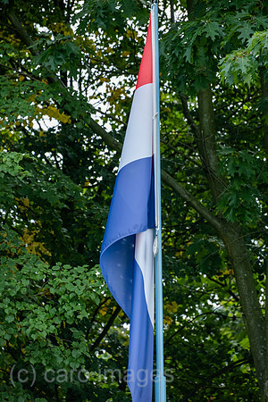 Polen, Lichen Stary - schlaffe hollaendische Flagge am katholischen Wallfahrtsort Lichen