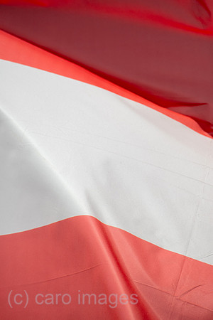 Polen, Lichen Stary - oesterreichische Nationalflagge am katholischen Wallfahrtsort Lichen