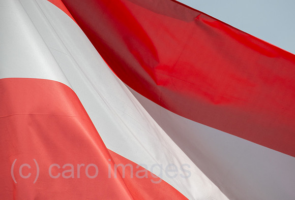 Polen, Lichen Stary - oesterreichische Nationalflagge am katholischen Wallfahrtsort Lichen