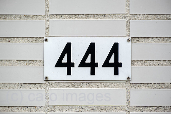 Niederlande, Amsterdam - Hausnummer 444 einer Wohnanlage in IJburg, neu entstandener Stadtteil im Osten der Stadt dem Meer abgetrotzt