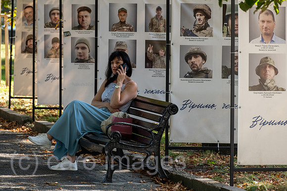 Ukraine, Lwiw - Foto-Projekt von Soldatenfrauen erinnert an ukrainische Soldaten der 24. Mechanisierten Brigade, die Kriegsgefangene sind oder als vermisst gelten