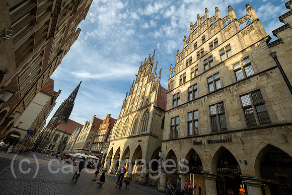 Deutschland, Muenster - historisches Rathaus (Bildmitte) am Prinzipalmarkt und die St. Lamberti-Kirche in der Altstadt