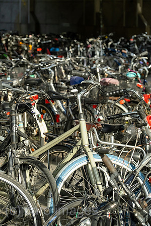 Deutschland, Muenster - Fahrrad-Parkplatz vor dem Hauptbahnhof