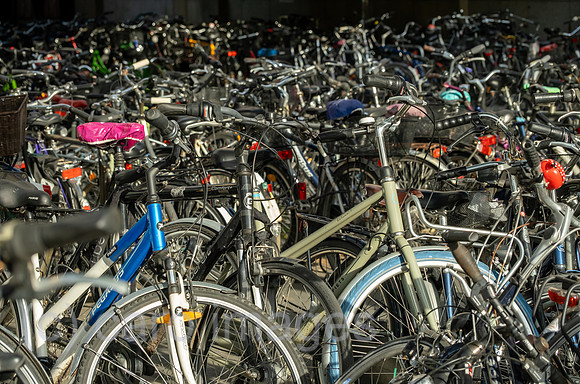 Deutschland, Muenster - Fahrrad-Parkplatz vor dem Hauptbahnhof