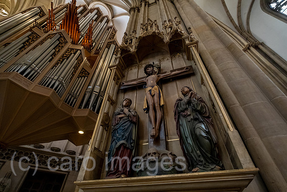 Deutschland, Muenster - Orgel und Jesuskreuz in der gotischen, katholischen St. Lamberti-Kirche in der Altstadt