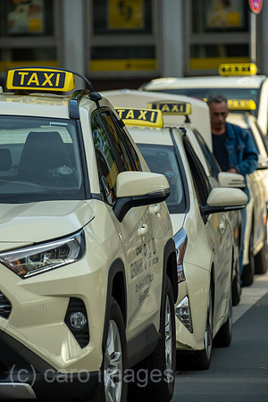 Deutschland, Muenster - Taxistand beim Hauptbahnhof