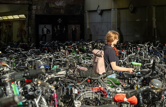 Deutschland, Muenster - Fahrrad-Parkplatz vor dem Hauptbahnhof