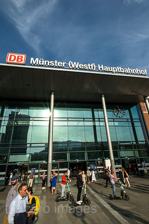 Deutschland, Muenster - Muenster Hauptbahnhof, Haupteingang zur City