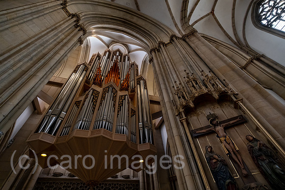 Deutschland, Muenster - Orgel und Jesuskreuz in der gotischen, katholischen St. Lamberti-Kirche in der Altstadt