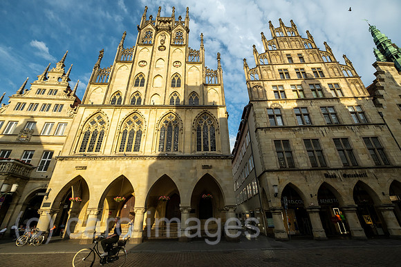 Deutschland, Muenster - das gotische historische Rathaus (links) am Prinzipalmarkt, Wahrzeichen der Stadt