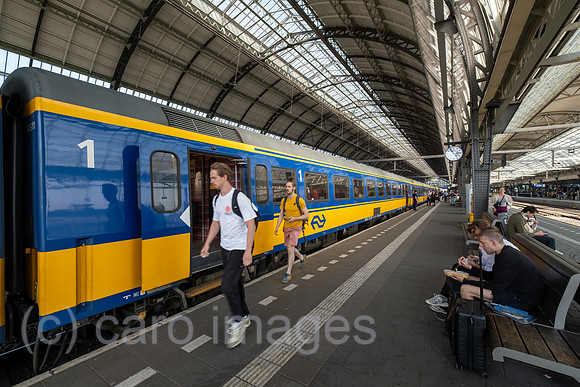 Niederlande, Amsterdam - Fernzug nach Deutschland der Niederlaendische Eisenbahnen AG am Bahnsteig, Amsterdam Centraal Station