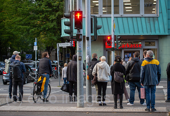 Berlin, Deutschland - Passanten an einer Fussgaengerampel