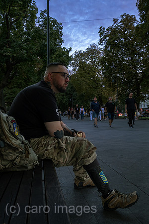 Ukraine, Lwiw - Invalider, amerikanischer Veteran, der auf Seite der Ukraine in der Internationalen Legion kaempfte, auf dem Prospekt Swobody
