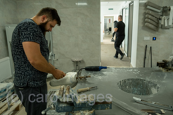 Ukraine, Lwiw - Prothesenwerkstatt im Reha-Zentrum UNBROKEN, spezialisiert auf Kriegsverletzungen und Anpassungen von Prothesen