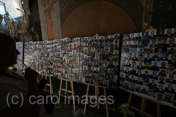 Ukraine, Lwiw - Fotos zum Gedenken an gefallene ukrainische Soldaten in der griechisch-katholischen Garnisonkirche in der Teatralna-Str.