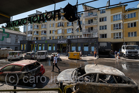 Ukraine, Lwiw - Ukraine-Krieg: Aufraeumarbeiten nach russischen Raketen- und Drohnenangriff auf Wohnviertel im Zentrum (7 Tote, ca. 30 Verletzte)