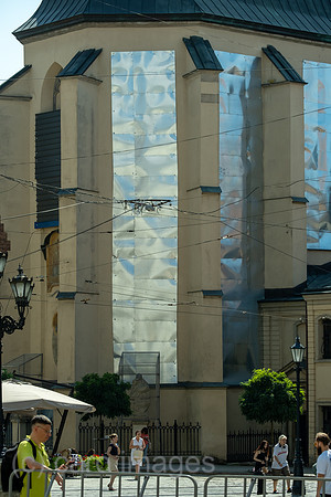 Ukraine, Lwiw - Splitterschutz fuer eine Kirche (Lateinische Kathedrale Mariae Himmelfahrt) am Rynok (Marktplatz) wegen des russischen Angriffskriegs