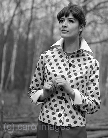 Berlin, Deutsche Demokratische Republik, Werbeaufnahme fuer Modezeitschriften: Model zeigt im Wald die neueste Damenmode