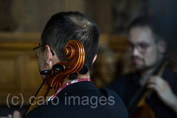 Deutschland, Bremen - Musikalische Begleitung bei einer Einbuergerungsfeier in der in der Oberen Rathaushalle