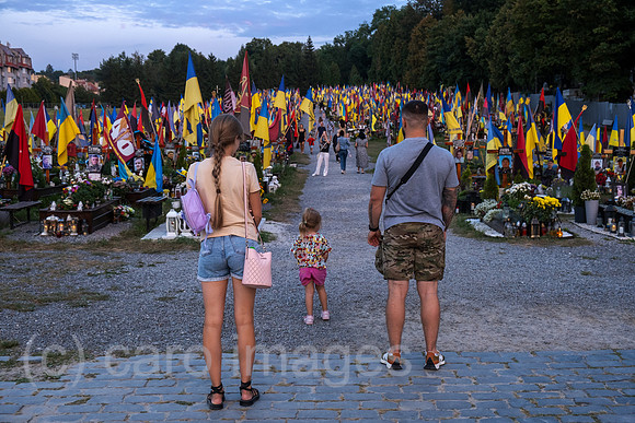Ukraine, Lwiw - Das Marsfeld, Ehrenfriedhof der gefallenen Lwiwer Soldaten im Ukrainekrieg