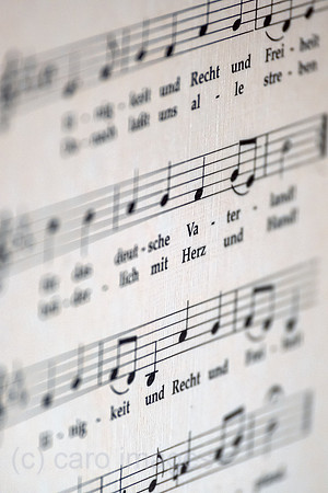Deutschland, Bremen - Die Deutsche Nationalhymne mit Noten auf einem Buchruecken