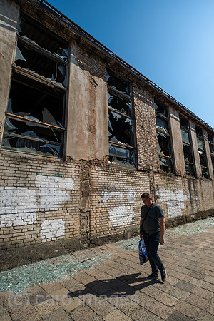Ukraine, Lwiw - Ukraine-Krieg: Blick auf Gewerbe-Gebaeude mit zerborstenen Scheiben nach russischen Raketen- und Drohnenangriff auf Wohnviertel im Zentrum (7 Tote, ca. 30 Verletzte)