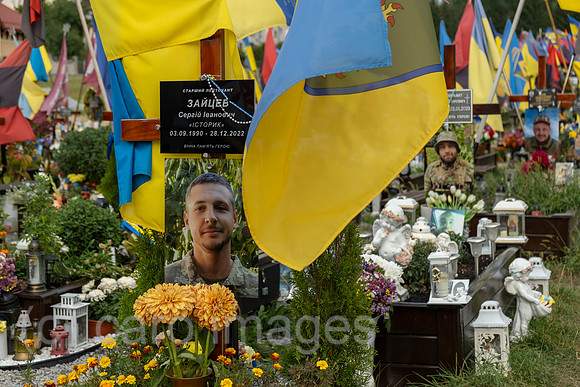 Ukraine, Lwiw - Das Marsfeld, Ehrenfriedhof der gefallenen Lwiwer Soldaten im Ukrainekrieg